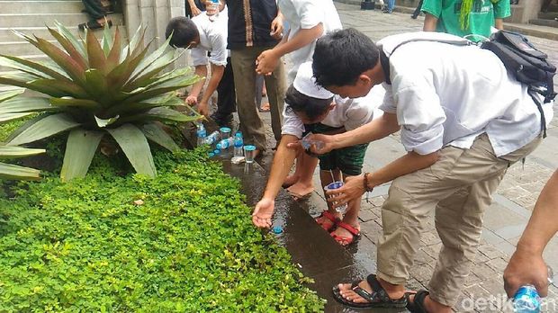 Tunggu Perwakilan Temui Facebook, Massa FPI Salat Asar Berjemaah