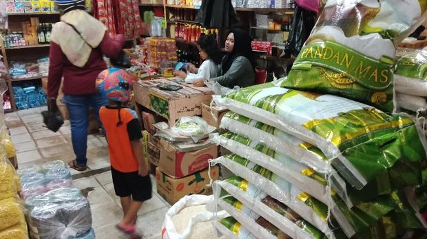 Harga Beras Tembus Rp 15 000 Kg Warga Pilih Beli Beras Bulog