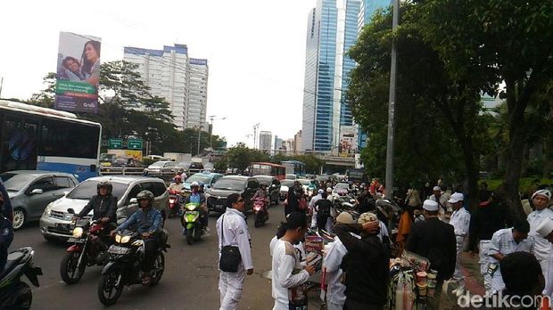 Massa meninggalkan lokasi demo