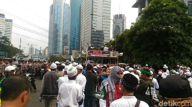 'Sambut' Massa FPI, Satpam di Kantor Facebook Pakai Peci