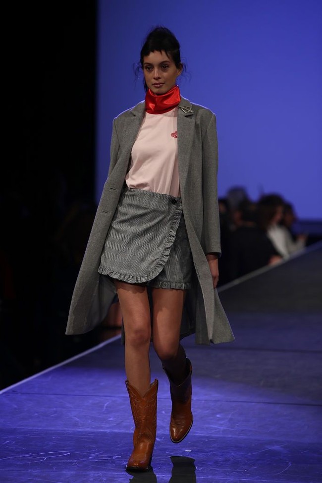 Gaya western kerap terlihat di sejumlah fashion week Spring/Summer 2018. Kamu bisa memadukan cowboy boots dengan gaun ruffle bahkan rok feminin untuk gaya yang menarik atensi. Foto: Getty Images