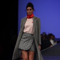 Gaya western kerap terlihat di sejumlah fashion week Spring/Summer 2018. Kamu bisa memadukan cowboy boots dengan gaun ruffle bahkan rok feminin untuk gaya yang menarik atensi. Foto: Getty Images