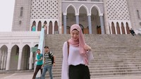 Ayana Jihye Moon pun sering memposting foto Seoul Central Mosque. Masjid yang berwarna putih dengan tulisan Allahu Akbar di bagian depannya (xolovelyayana/Instagram)
