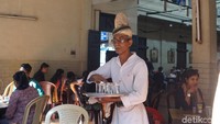 Hingga kini, tidak ada renovasi Indian Coffee House Kolkata. Oleh karenanya, kesan klasik masih lekat dengan tempat kongko ini. Satu lagi, keunikan dari tempat kongko ini adalah pelayannya yang masih menggunakan pakaian khas berpeci dan baju berwarna putih (Masaul/detiktravel)