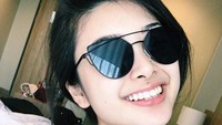 Gaya modis begini, tahunya dia lagi liburan di Lombok lho. Stylish ya! Foto: Instagram/elisajonathan