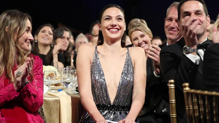 SANTA MONICA, CA - JANUARY 11:  Actor Gal Gadot attends The 23rd Annual Critics Choice Awards at Barker Hangar on January 11, 2018 in Santa Monica, California.  (Photo by Christopher Polk/Getty Images for The Critics Choice Awards  )