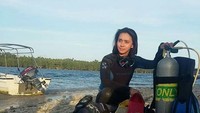 Sri Wahyuni juga hobi menyelam, terlihat dari foto-fotonya di Instagram