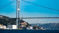 Jembatan Bosphorus dibangun sejak tahun 1973 untuk menghubungkan daratan Turki di dua benua tersebut (Thinsktock)