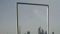 Tugu berbentuk bingkai foto tersebut memiliki ketinggian 150 meter. Bentuknya yang kotak menjadikannya sebagai bingkai foto buatan yang bisa menangkap pemandangan di kota Dubai. Inhabitat/Istimewa.