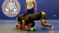 Dalam karier profesionalnya, petarung di kelas terbang andalan Indonesia ini mempunyai rekor 7-0. Pool/Bali MMA.