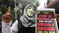 Massa tiba di depan gedung Capital Place, Jalan Gatot Subroto, Jakarta Selatan, pukul 14.39 WIB, Jumat (12/1/2018).