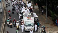 Massa bergerak ke kantor Facebook, Jalan Gatot Subroto, Jakarta, Jumat (12/1/2018).
