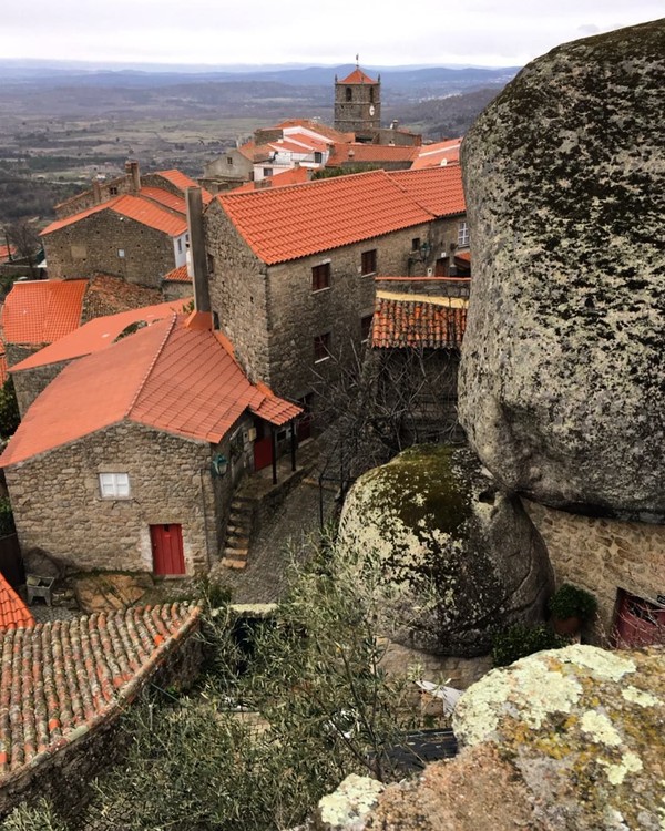 Wisatawan lokal maupun dari luar Portugal pun banyak yang datang berwisata di Monsanto (kriiele/Instagram) Wisatawan lokal maupun dari luar Portugal pun banyak yang datang berwisata di Monsanto (kriiele/Instagram)