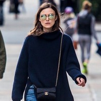 Untuk jalan-jalan santai, menggunakan tas crossbody kecil dapat membuat tampilan terlihat simpel. Seperti tas Chanel Mini Flap bag yang dikenakan Keira Knightley. Foto: istimewa