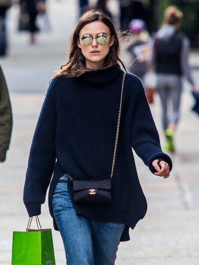 Untuk jalan-jalan santai, menggunakan tas crossbody kecil dapat membuat tampilan terlihat simpel. Seperti tas Chanel Mini Flap bag yang dikenakan Keira Knightley. Foto: istimewa