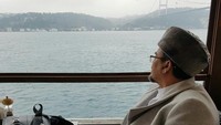 Habib Rizieq pun tampak menikmati panorama tersebut dari meja makan