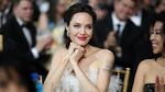 Angelina Jolie Ceria Banget di Critics Choice Awards