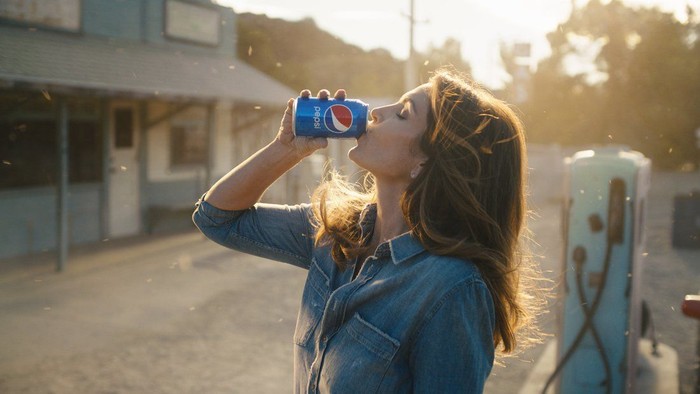  Pepsi  Buat Ulang Iklan Pepsi  Tahun 1992 yang Dibintangi 