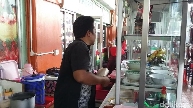 Pedagang warung nasi naikkan harga