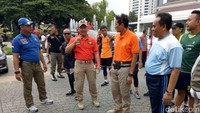 Ini judulnya lari bersama Satpol PP bukan lari dikejar Satpol PP, ujar Sandiaga bercanda.