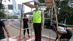 Pemasangan Patung Polisi di Bundaran Semanggi