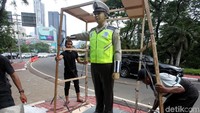 Patung polisi ini untuk membantu para pengemudi yang ingin menuju ke Jalan Sudirman.