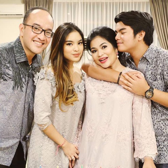 Foto bersama keluarga saat Hari Raya Idul Fitri, Syandria tampil manis dan anggun dengan gaun brokat berwarna silver. Foto: Instagram
