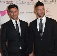 Kepada majalah Out, Ricky mengaku ingin menjadi role model untuk keluarga gay. Aku ingin orang melihatku dan keluargaku lalu berkata tidak ada yang salah dengan hal itu. Ini menjadi misiku, kata musisi 46 tahun itu. Foto: dok. Getty Images