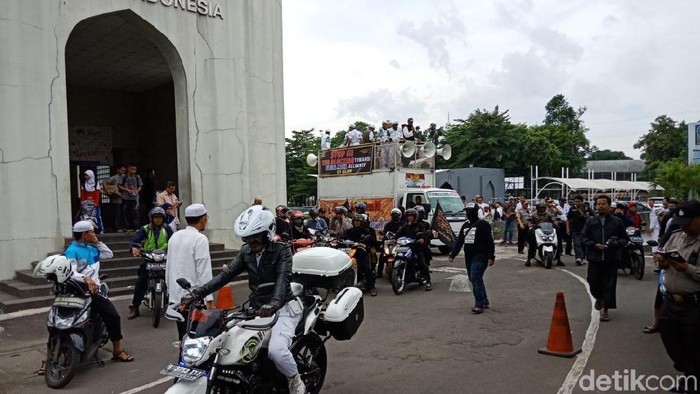 Usai Salat Jumat, Massa FPI Bergerak ke Kantor Facebook