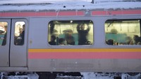 Timbunan salju tebal ini memaksa kereta berhenti selama 15 jam. Stasiun terdekat berjarak 1 kilometer dari lokasi kereta ini terjebak.  (Foto: Dok. Mainchi)