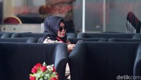 Kader Partai Gerindra tersebut mengenakan busana bunga-bunga, berjilbab dan berkacamata hitam.
