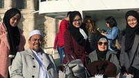 Habib Rizieq tampak tersenyum saat bersama istri dan tiga anak perempuannya.