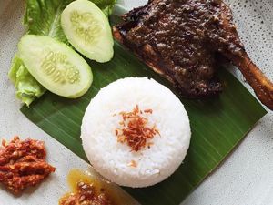 Malam Ini Bisa Jajan Nasi Bebek Madura yang Pedas Nendang di 5 Warung Ini
