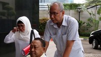 Pantauan detikcom di gedung KPK, sekitar pukul 09.23 WIB. Bimanesh tiba bersama rekannya. Bimanesh mengenakan kemeja putih mendorong seseorang yang menggunakan kursi roda.