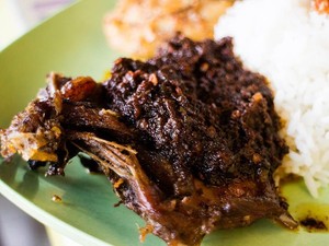 Hangatkan Badan dengan Bebek Madura yang Pedas Berempah di 5 Tempat Ini