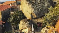 Desa Monsanto punya rumah-rumah yang tampak begitu unik, yang sudah ada sejak berabad-abad lalu (visitportugal/Instagram)