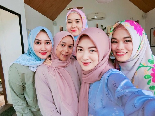 Ayana Jihye Moon juga sempat bertemu dengan desainer Bandung, Ghaida Tsurayya. Mereka pun foto selfie bersama. (Dok. Instagram @xolovelyayana)