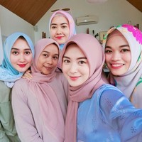Ayana Jihye Moon juga sempat bertemu dengan desainer Bandung, Ghaida Tsurayya. Mereka pun foto selfie bersama. (Dok. Instagram @xolovelyayana)