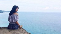 Menikmati pantai di Lombok. Tetap natural tanpa make up berlebih. Nggak heran cantiknya Elisa banyak menuai pujian. Foto: Instagram/elisajonathan