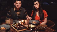 Ini bukti bahwa Shandy Aulia dan David Herbowo selalu terlihat mesra dan mengabadikan momen bersama sebelum makan. Foto: Instagram shandyaulia