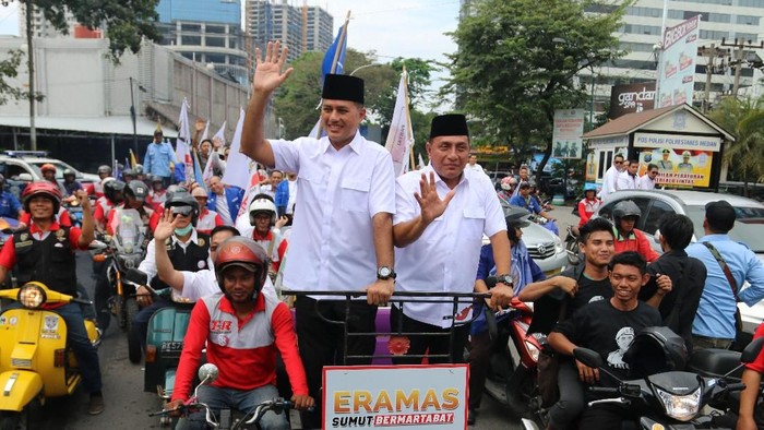 Bakal calon gubernur Sumatera Utara Edy Rahmayadi (kanan) bersama bakal calon wakil gubernur Musa Rajeckshah (kiri) naik becak saat akan mendaftar ke KPU Sumut, di Medan, Sumatera Utara, Senin (8/1). Edy Rahmayadi - Musa Rajeckshah (ERAMAS) yang diusung Partai Gerindra, PKS, PAN, Partai Golkar, NasDem dan Hanura, mendaftar ke KPU untuk maju dalam Pemilihan Gubernur-Wakil Gubernur Sumut periode 2018 - 2023. ANTARA FOTO/Irsan Mulyadi/ama/18.