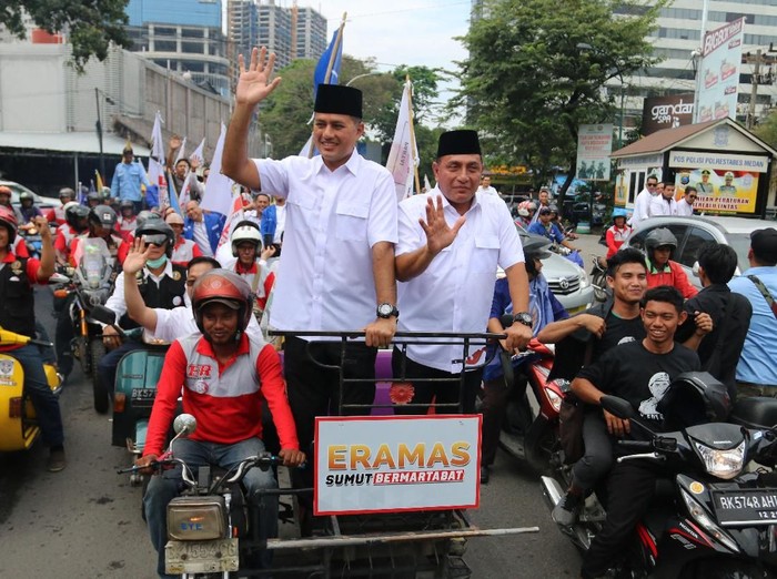 Bakal calon gubernur Sumatera Utara Edy Rahmayadi (kanan) bersama bakal calon wakil gubernur Musa Rajeckshah (kiri) naik becak saat akan mendaftar ke KPU Sumut, di Medan, Sumatera Utara, Senin (8/1). Edy Rahmayadi - Musa Rajeckshah (ERAMAS) yang diusung Partai Gerindra, PKS, PAN, Partai Golkar, NasDem dan Hanura, mendaftar ke KPU untuk maju dalam Pemilihan Gubernur-Wakil Gubernur Sumut periode 2018 - 2023. ANTARA FOTO/Irsan Mulyadi/ama/18.