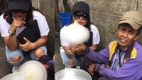 Walau banyak tersedia di gerai dessert yang ada di pusat perbelanjaan. Oki Lukman memilih untuk membeli gulali langsung di pedangan asongan pinggir jalan. Foto: Instagram