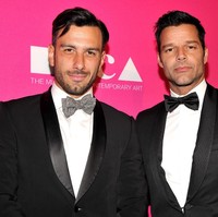 6. Ricky Martin dan Jwan YosefRicky Martin mengaku bertemu tunangannya di Instagram. Ricky yang merupakan seorang kolektor seni pertama kali menghubungi Jwan yang seorang seniman melalui DM. Mereka kemudian saling berkirim pesan tanpa pernah dengar suara selama enam bulan sebelum akhirnya bertemu di London. Foto: dok. Getty Images