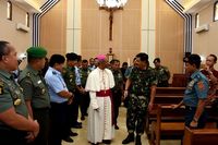 Marsekal Hadi Tjahjanto saat meninjau Gereja Katolik Bunda Maria Fatima