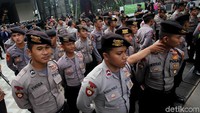 Total personel kepolisian yang diturunkan ada 1.200 anggota yang bersiaga.