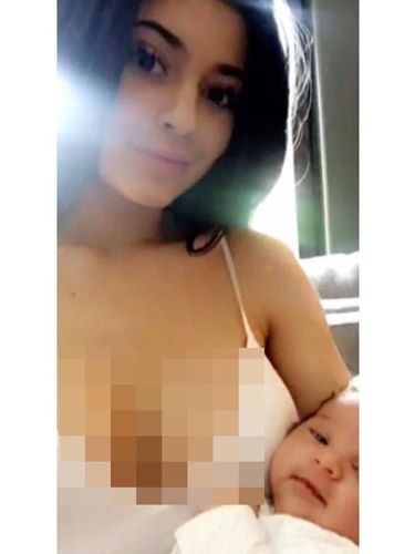 Heboh! Tersebar Foto Kylie Jenner Gendong Bayi