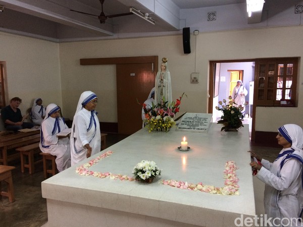 Bunda Teresa dimakamkan di Motherhouse dan selalu menjadi tempat berdoa bagi para pengikutnya atau yang dari seluruh dunia. Tiap harinya, orang-orang datang silih berganti pada pukul 08.00-12.00 dijeda istirahat, lalu dibuka kembali dari pukul 15.00-18.00. Motherhouse tutup pada hari Kamis (Masaul/detiktravel) Bunda Teresa dimakamkan di Motherhouse dan selalu menjadi tempat berdoa bagi para pengikutnya atau yang dari seluruh dunia. Tiap harinya, orang-orang datang silih berganti pada pukul 08.00-12.00 dijeda istirahat, lalu dibuka kembali dari pukul 15.00-18.00. Motherhouse tutup pada hari Kamis (Masaul/detiktravel)