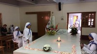 Bunda Teresa dimakamkan di Motherhouse dan selalu menjadi tempat berdoa bagi para pengikutnya atau yang dari seluruh dunia. Tiap harinya, orang-orang datang silih berganti pada pukul 08.00-12.00 dijeda istirahat, lalu dibuka kembali dari pukul 15.00-18.00. Motherhouse tutup pada hari Kamis (Masaul/detiktravel)