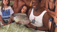 Pele, sang legenda hidup dunia dari Brasil. Di usianya yang memasuki 77 tahun, ia masih tetap berolahraga. Salah satu kegemarannya ialah memancing. Dua hal yang paling saya cintai: pergi memancing dan bersama anak-anak, tulisnya di akun Instagramnya. (Foto: Instagram/@pele)